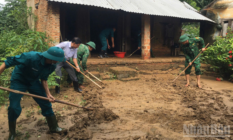 Cán bộ, chiến sĩ Đồn Biên phòng Cửa khẩu Sa Kỳ giúp người dân dọn bùn đất, vệ sinh nhà cửa, khắc phục hậu quả mưa lũ. ndo_br_2.jpg
