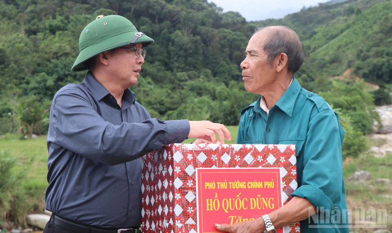 Phó Thủ tướng Hồ Quốc Dũng tặng quà cho người dân vùng bị sạt lở xã Ngọc Linh. ndo_br_z7175259318694-2da290e60a9fa6b8c5263e750f576b94.jpg