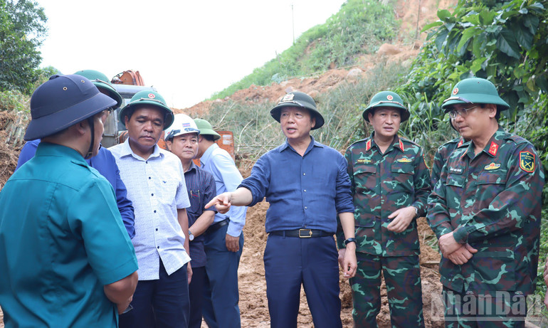 Phó Thủ tướng Trần Hồng Hà chỉ đạo tại hiện trường điểm sạt lở nghiêm trọng tại Km 15+900, tuyến ĐT.623 (Quảng Ngãi) vào chiều 30/10. ndo_br_img-3787.jpg