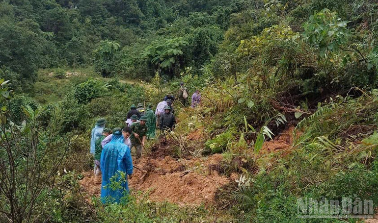 Cán bộ, chiến sĩ Đồn Biên phòng Sông Thanh thông tuyến cơ động vào đồn, vận chuyển nhu yếu phẩm bảo đảm an toàn. ndo_br_z7173643542837-944e7a0d49865fba27cd5f8425ffe931.jpg
