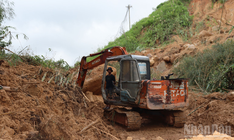 Hàng chục nghìn mét khối đất, đá tràn xuống mặt đường tại Km 15+900 khiến tuyến ĐT.623 Sơn Hà-Sơn Tây bị chia cắt. ndo_br_img-3829.jpg