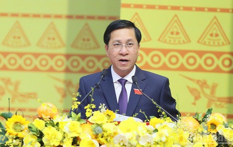 Đồng chí Đặng Minh Thảo, Chánh Văn phòng Tỉnh ủy Quảng Ngãi, Trưởng Đoàn Thư ký trình bày dự thảo Nghị quyết Đại hội. ndo_br_z7003311011541-8e0d202069ca8d79800682181d1ff05f.jpg