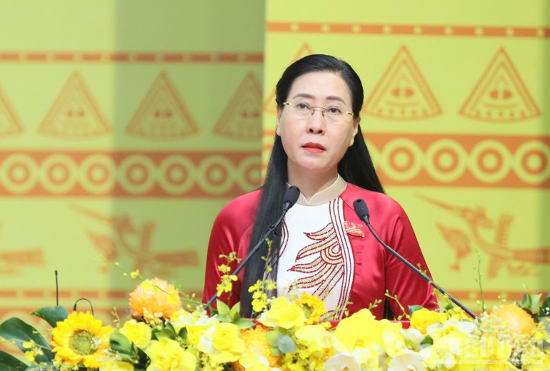 Đồng chí Bùi Thị Quỳnh Vân, Ủy viên Trung ương Đảng, Bí thư Tỉnh ủy Quảng Ngãi trình bày diễn văn bế mạc đại hội. ndo_br_z7003311064223-d202d328271b892278db339a34c31aa0.jpg