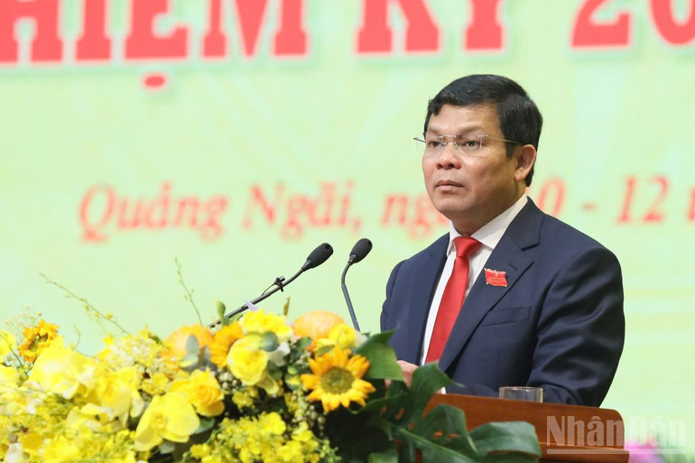 Phó Bí thư Tỉnh ủy, Chủ tịch Hội đồng nhân dân tỉnh Quảng Ngãi Nguyễn Đức Tuy trình bày Báo cáo tổng hợp ý kiến thảo luận dự thảo các văn kiện đại hội. ndo_br_z7002679779258-b3d38318a844d1113ca35200ee0ca98f.jpg