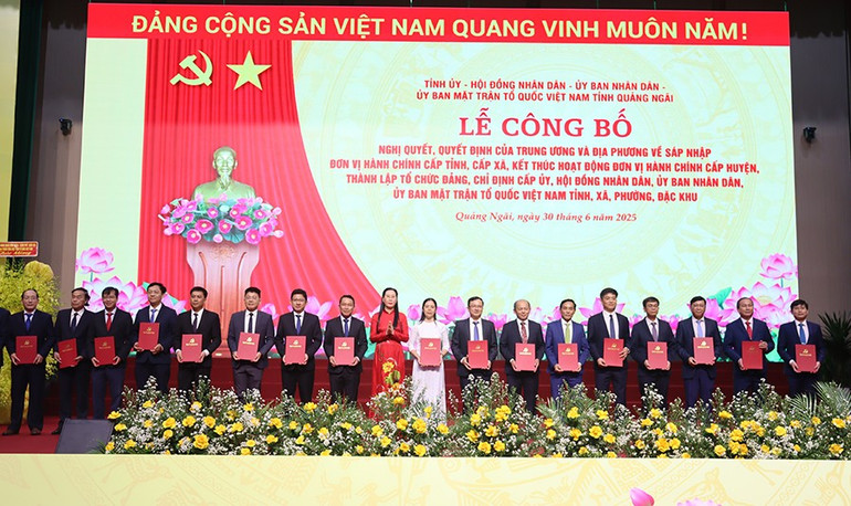 Đồng chí Bùi Thị Quỳnh Vân, Ủy viên Trung ương Đảng, Bí thư Tỉnh ủy Quảng Ngãi trao các Quyết định của Ban Chấp hành Đảng bộ tỉnh về thành lập 96 Đảng bộ xã, phường, đặc khu. img-9598.jpg