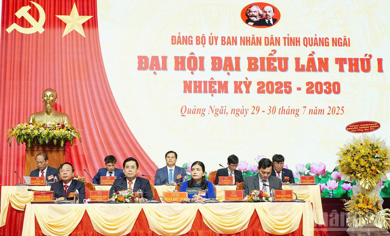 Đoàn chủ tịch điều hành Đại hội. ndo_br_gen-h-4.jpg