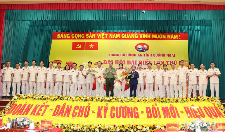 Lãnh đạo Bộ Công an và tỉnh Quảng Ngãi tặng hoa chúc mừng Ban Chấp hành Đảng bộ Công an tỉnh Quảng Ngãi nhiệm kỳ 2025-2030. ndo_br_img-1248.jpg