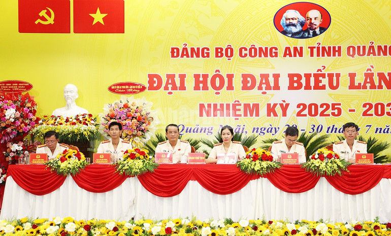 Đoàn Chủ tịch điều hành đại hội. ndo_c_img-1207.jpg