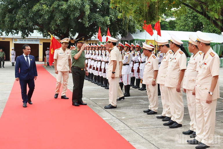 Thượng tướng Phạm Thế Tùng, Ủy viên Ban Thường vụ Đảng ủy Công an Trung ương, Thứ trưởng Công an và đồng chí U Huấn, Phó Bí thư Thường trực Tỉnh ủy Quảng Ngãi tới dự Đại hội Đảng bộ Công an tỉnh Quảng Ngãi lần thứ nhất, nhiệm kỳ 2025-2030. ndo_br_img-1147.jpg