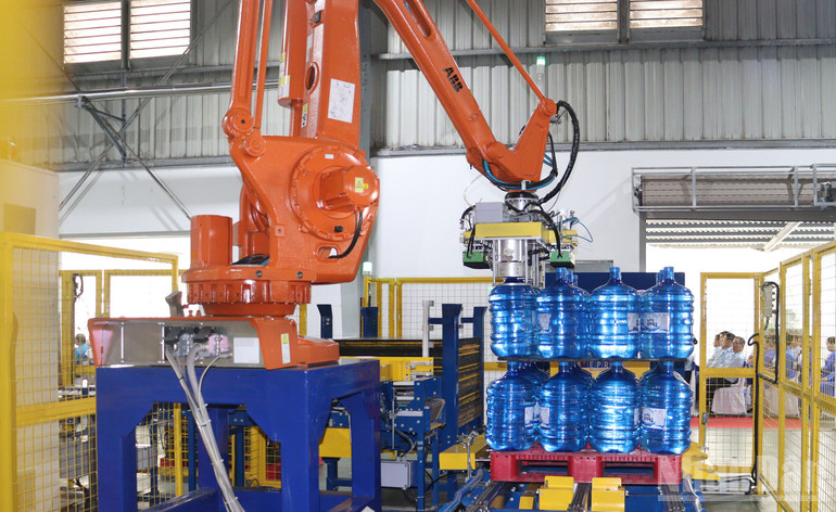 Robot bốc và xếp thành phẩm lên pallet tự động, với công suất 1000 bình/giờ, thay thế hoàn toàn công đoạn thủ công. ndo_br_img-2488.jpg
