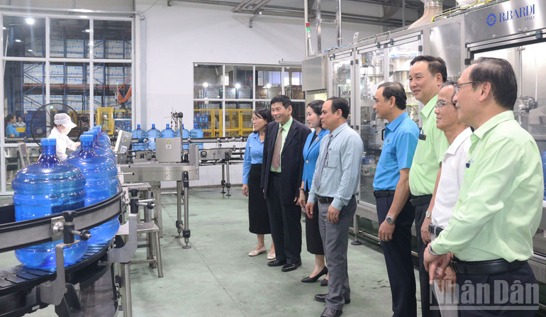 Các đại biểu tham quan hệ thống dây chuyền sản xuất nước bình tại Nhà máy nước khoáng Thạch Bích. ndo_br_img-2532.jpg