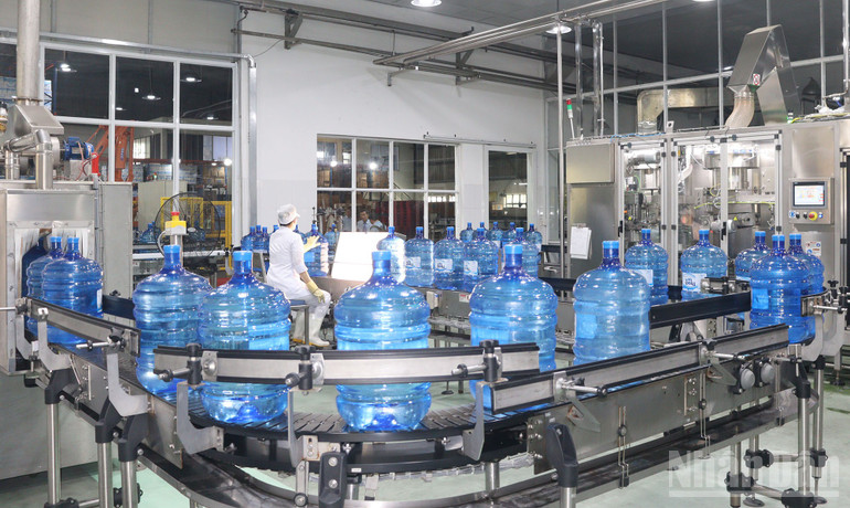 Hệ thống dây chuyền sản xuất nước bình tại Nhà máy nước khoáng Thạch Bích hoàn toàn mới, đồng bộ, hiện đại với công nghệ châu Âu, công suất 1000 bình/giờ. ndo_br_img-2529.jpg