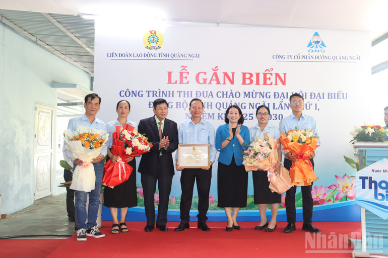 Tặng Bằng khen cho 2 tập thể và 1 cá nhân của Nhà máy nước khoáng Thạch Bích có thành tích tiêu biểu trong thực hiện công trình thi đua chào mừng Đại hội đại biểu Đảng bộ tỉnh Quảng Ngãi lần thứ nhất. ndo_br_img-2511.jpg