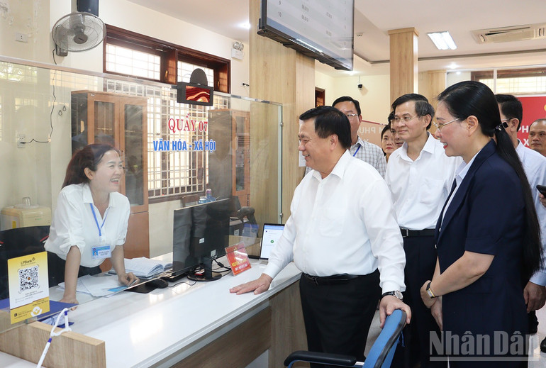 Đồng chí Nguyễn Xuân Thắng, Ủy viên Bộ Chính trị, Giám đốc Học viện Chính trị Quốc gia Hồ Chí Minh, Chủ tịch Hội đồng Lý luận Trung ương cùng Đoàn công tác thăm và kiểm tra tình hình hoạt động của Trung tâm Phục vụ hành chính công xã Tư Nghĩa. ndo_br_img-0216.jpg