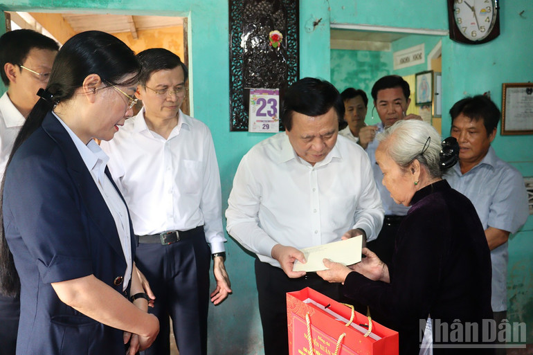 Đồng chí Nguyễn Xuân Thắng, Ủy viên Bộ Chính trị, Giám đốc Học viện Chính trị Quốc gia Hồ Chí Minh, Chủ tịch Hội đồng Lý luận Trung ương thăm hỏi, tặng quà cho bà Nguyễn Thị Thu Thảo (vợ liệt sĩ) ở thôn Vạn An 3, xã Tư Nghĩa. ndo_br_img-0273.jpg