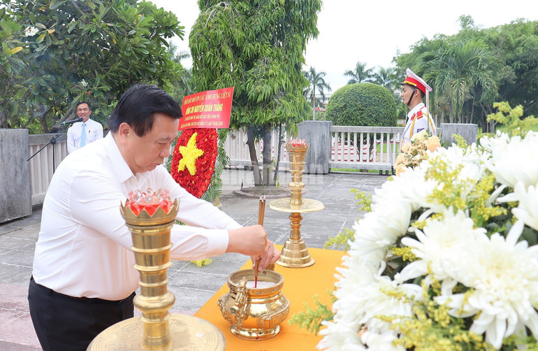 Đồng chí Nguyễn Xuân Thắng, Ủy viên Bộ Chính trị, Giám đốc Học viện Chính trị Quốc gia Hồ Chí Minh, Chủ tịch Hội đồng Lý luận Trung ương dâng hương tưởng nhớ các Anh hùng liệt sĩ tại Nghĩa trang liệt sĩ núi Thiên Bút, phường Cẩm Thành. ndo_c_img-0150.jpg