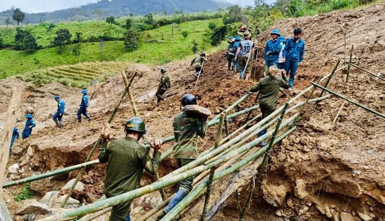 Chính quyền xã Ngọc Linh huy động lực lượng tại chỗ mở đường tạm vào các thôn bị cô lập. z7175524168745-2a44eb673a4bdde5ce3ab9f78f094334.jpg