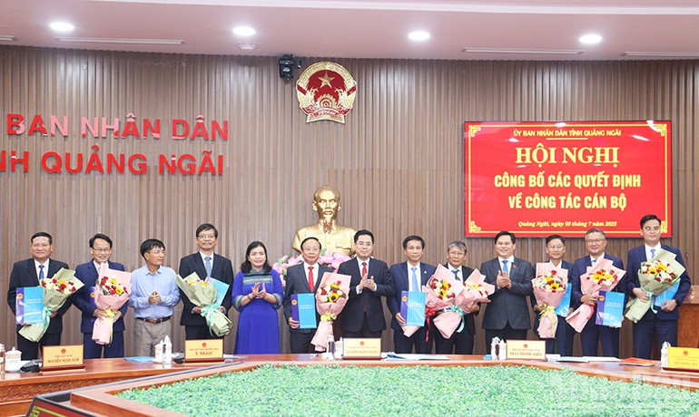 Tập thể lãnh đạo Ban Quản lý Khu kinh tế Dung Quất và các khu công nghiệp Quảng Ngãi. ndo_br_img-9955.jpg