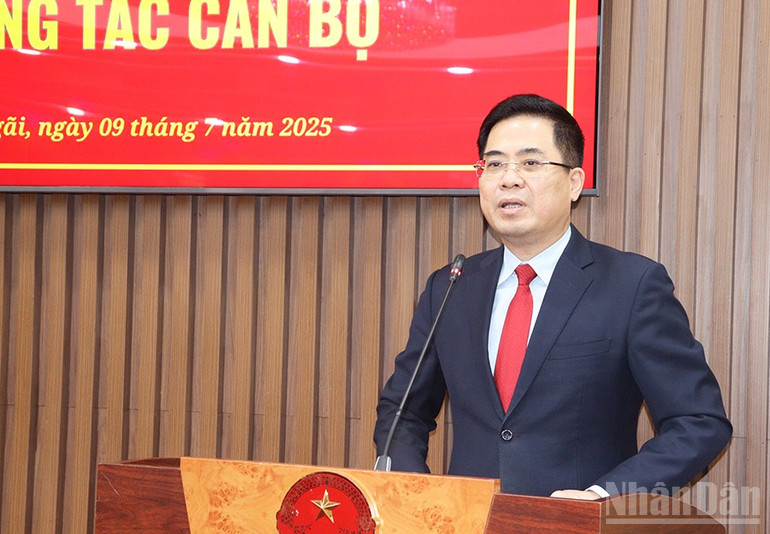 Chủ tịch Ủy ban nhân dân tỉnh Quảng Ngãi Nguyễn Hoàng Giang phát biểu giao nhiệm vụ. ndo_br_img-9964.jpg