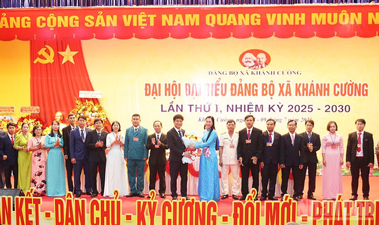 Đồng chí Bùi Thị Quỳnh Vân, Ủy viên Trung ương Đảng, Bí thư Tỉnh ủy Quảng Ngãi tặng hoa chúc mừng Ban Chấp hành Đảng bộ xã Khánh Cường nhiệm kỳ 2025-2030. ndo_br_img-9933.jpg