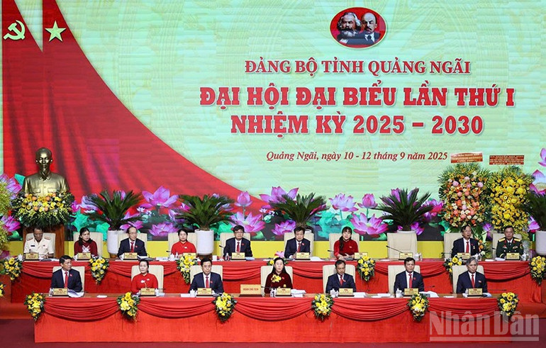 Đoàn Chủ tịch điều hành Đại hội. ndo_br_z6999094145327-8c1a78fc0694dd671709b027045f5425.jpg