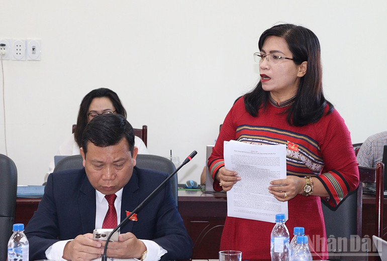 Đại biểu Nguyễn Thị Liên, Bí thư Đảng ủy xã Đắk Hà phát biểu thảo luận về thời cơ, thách thức của ngành công nghiệp Quảng Ngãi. ndo_br_img-2674.jpg