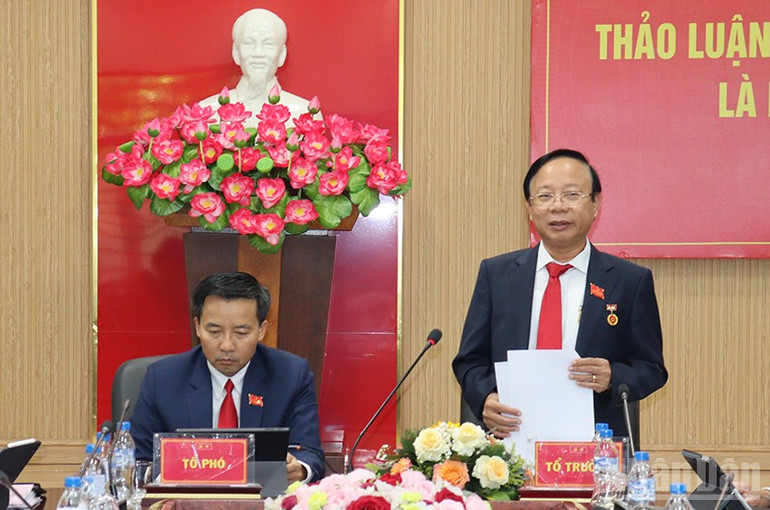 Đồng chí Lương Kim Sơn, Ủy viên Ban Thường vụ Tỉnh ủy, Trưởng Ban Quản lý Khu kinh tế Dung Quất và các khu công nghiệp Quảng Ngãi, Tổ trưởng tổ 12 điều hành phiên thảo luận. ndo_br_img-2665.jpg