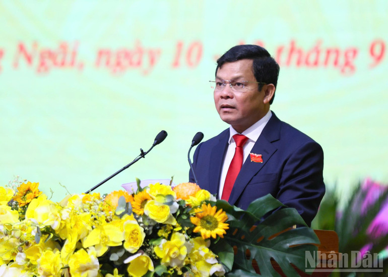 Đồng chí Nguyễn Đức Tuy, Phó Bí thư Tỉnh ủy, Chủ tịch Hội đồng nhân dân tỉnh thông qua trình bày Báo cáo chính trị của Ban Chấp hành Đảng bộ tỉnh nhiệm kỳ 2020-2025 trình Đại hội. ndo_br_z6999395745310-f35301dddc39d7aea380692b4158c22b.jpg
