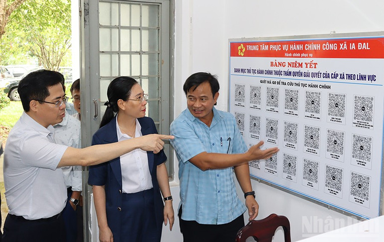 Lãnh đạo tỉnh Quảng Ngãi kiểm tra việc vận hành tại Trung tâm Phục vụ hành chính công xã biên giới Ia Đal. ndo_br_img-0510.jpg