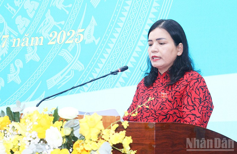 Phó Chủ tịch Thường trực Ủy ban nhân dân tỉnh Quảng Ngãi Y Ngọc trình bày báo cáo về tình hình kinh tế-xã hội của tỉnh 6 tháng đầu năm và nhiệm vụ, giải pháp 6 tháng cuối năm 2025. ndo_br_img-9990.jpg