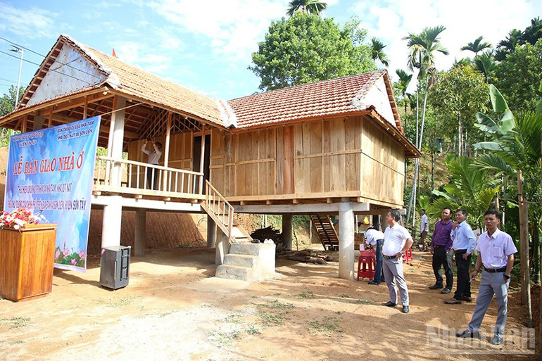 Những mái nhà kiên cố được dựng lên là nơi bắt đầu cho hành trình vươn lên thoát nghèo, ổn định cuộc sống của người dân. ndo_br_gen-h-z6723210655812-eba7cce28e8b5a7d998e2dd5b3177a8c.jpg