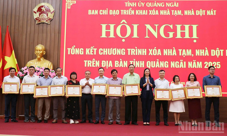 Lãnh đạo tỉnh Quảng Ngãi tặng Bằng khen cho 14 tập thể và 1 cá nhân đã có thành tích đóng góp, hỗ trợ kinh phí trong thực hiện phong trào thi đua Chung tay xóa nhà tạm, nhà dột nát trên địa bàn tỉnh Quảng Ngãi năm 2025, trong đó có Báo Nhân Dân với kinh phí hỗ trợ 500 triệu đồng. ndo_br_gen-h-z6723747889068-0e107a56ccdac9a73f2b88912c7ab69c.jpg