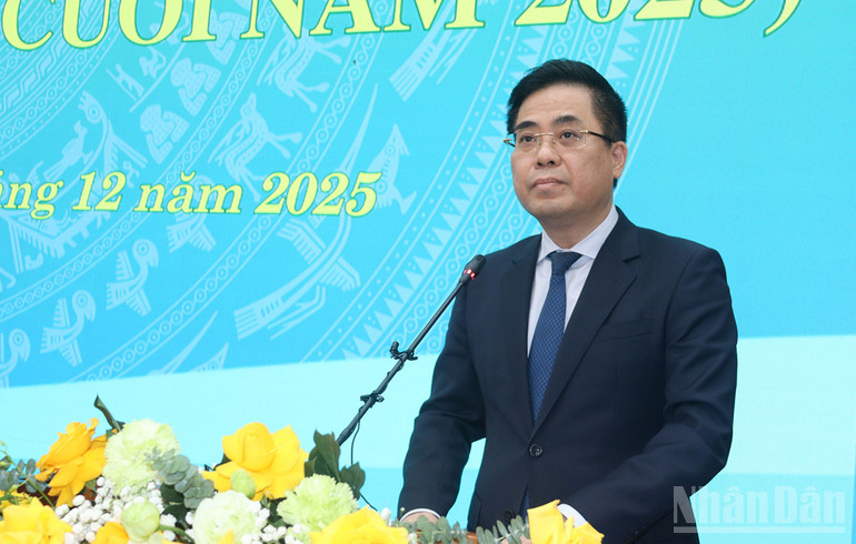 Chairman of the People's Committee of Quang Ngai province, Nguyen Hoang Giang, delivered a speech at the session. ndo_br_img-5065.jpg