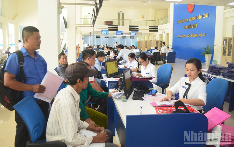 Trung tâm Phục vụ hành chính công tỉnh Quảng Ngãi tận tình hướng dẫn, tiếp nhận, số hóa hồ sơ, trả kết quả giải quyết thủ tục hành chính cho các tổ chức, cá nhân. ndo_br_tt1.jpg