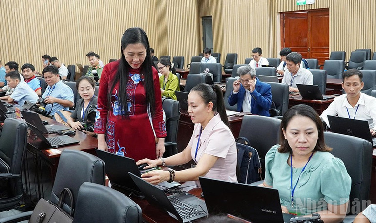 TỈnh Quảng Ngãi cam kết hỗ trợ tối đa về cơ sở vật chất, kỹ thuật để các phóng viên, biên tập viên, nhà báo tác nghiệp tại Đại hội ndo_br_z6996998260365-827c177d1aeef348502d7363f58e16c1.jpg