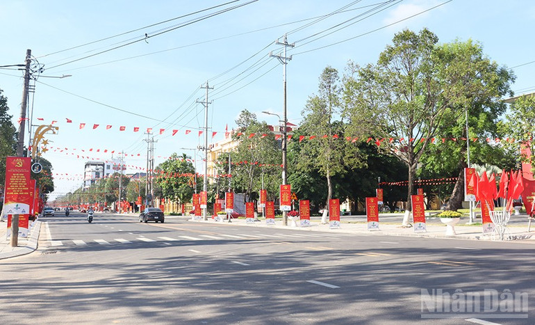 Các tuyến phố chính tại trung tâm tỉnh lỵ Quảng Ngãi rợp cờ hoa chào mừng Đại hội đại biểu Đảng bộ tỉnh Quảng Ngãi lần thứ nhất, nhiệm kỳ 2025-2030. ndo_br_img-2593.jpg