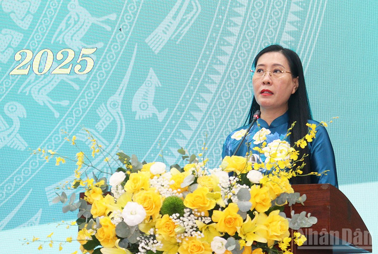 Đồng chí Bùi Thị Quỳnh Vân, Ủy viên Trung ương Đảng, Bí thư Tỉnh ủy Quảng Ngãi phát biểu chỉ đạo tại kỳ họp. ndo_br_img-9719.jpg