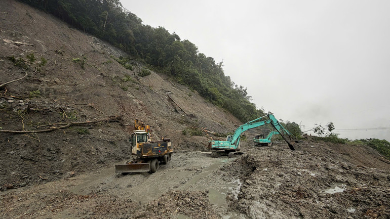 Nỗ lực khắc phục sạt lở trên tuyến đường Hồ Chí Minh, đoạn qua đèo Lò Xo. z7164306890892-6be1c9afcc68eddc91b5fceb3507a0be.jpg