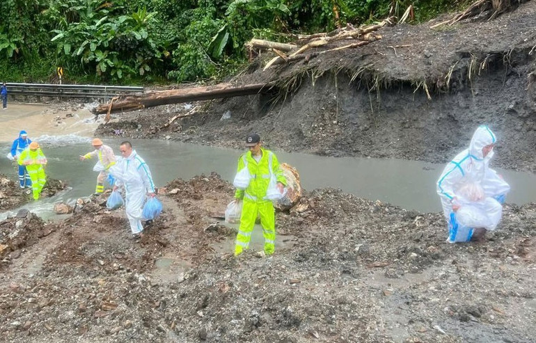 Không quản ngại khó khăn, các lực lượng lội bộ băng qua các điểm sạt lở đầy bùn đất để đưa thực phẩm, nước uống đến trao tận tay những người bị mắc kẹt tại đèo Lò Xo. z7164516839337-86e38116b898085a624330d2a40c2f8e.jpg