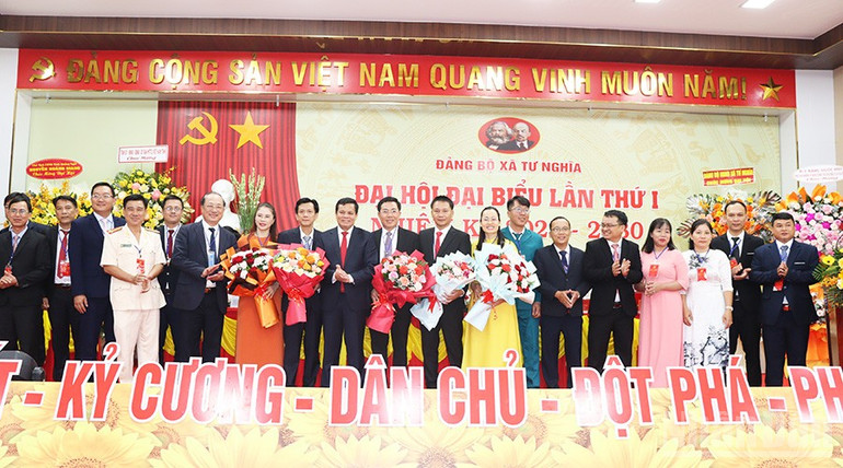 Lãnh đạo tỉnh Quảng Ngãi tặng hoa chúc mừng Ban Chấp hành Đảng bộ xã Tư Nghĩa nhiệm kỳ 2025-2030. ndo_br_img-0056.jpg