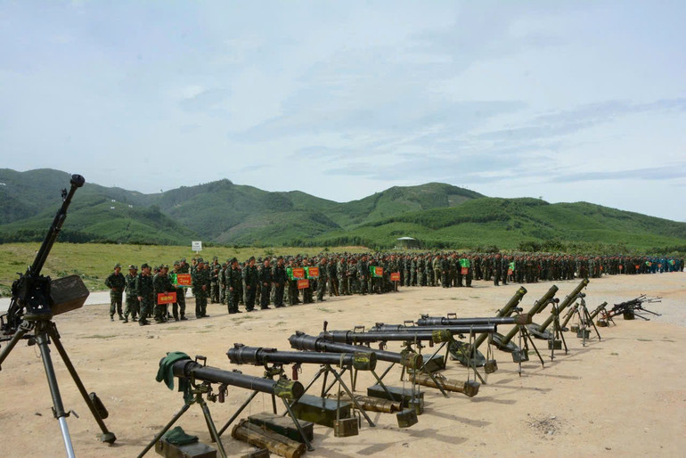 Cán bộ, chiến sĩ lực lượng vũ trang tỉnh Quảng Ngãi sẵn sàng nhận nhiệm vụ và hoàn thành tốt mọi nhiệm vụ. gen-h-z6835404111252-dff2d932b843d8481c7e795a2e494a8d.jpg