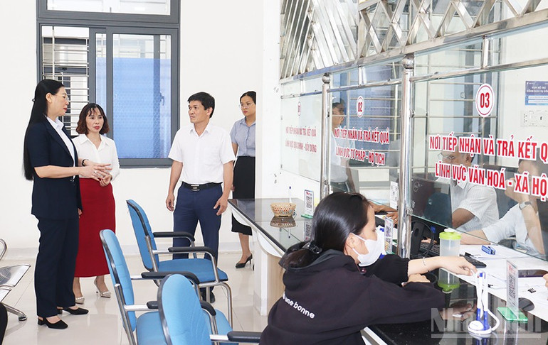 Đồng chí Bùi Thị Quỳnh Vân, Ủy viên Trung ương Đảng, Bí thư Tỉnh ủy Quảng Ngãi kiểm tra việc vận hành tại Trung tâm Phục vụ hành chính công xã Vệ Giang. ndo_br_img-9803.jpg