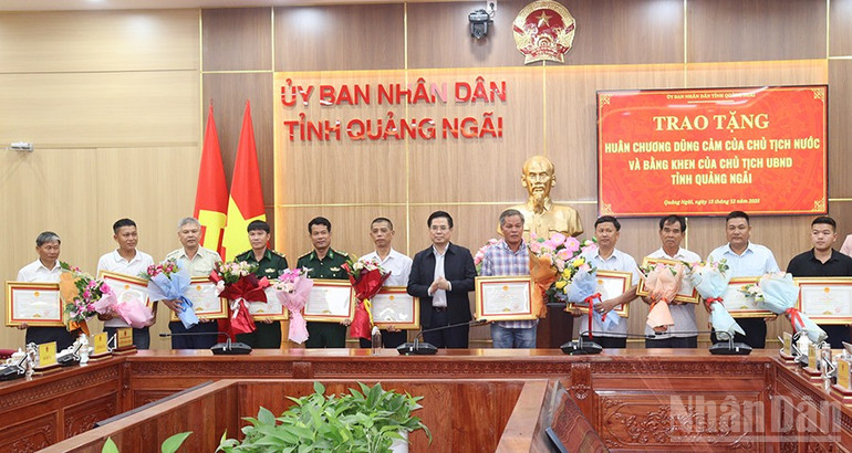 Chairman of the People's Committee of Quang Ngai province, Nguyen Hoang Giang, presented Certificates of Commendation to collectives and individuals who achieved outstanding results in rescue and relief work during Typhoon No. 13. ndo_br_img-5298.jpg
