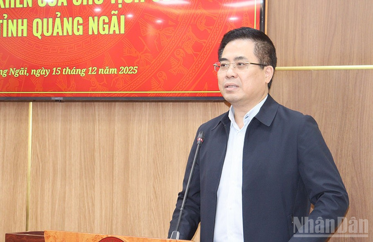 Chairman of the People's Committee of Quang Ngai province, Nguyen Hoang Giang, delivered a speech at the award ceremony. ndo_br_img-5311.jpg