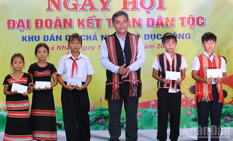 សមមិត្ត Ho Van Nien សមាជិកគណៈកម្មាធិការមជ្ឈិមបក្ស លេខាគណៈកម្មាធិការបក្សខេត្ត Quang Ngai បានប្រគល់អំណោយដល់សិស្សានុសិស្សភូមិ Cha Nhay។ ndo_br_img-4669.jpg