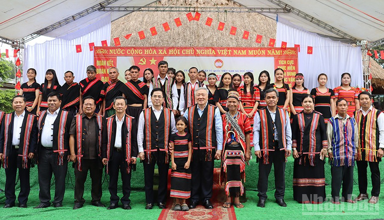 ឧបនាយករដ្ឋមន្ត្រីអចិន្ត្រៃយ៍លោក Nguyen Hoa Binh និងថ្នាក់ដឹកនាំខេត្ត Quang Ngai បានថតរូបអនុស្សាវរីយ៍ជាមួយប្រជាជនភូមិ Cha Nhay។ ndo_br_img-4656.jpg