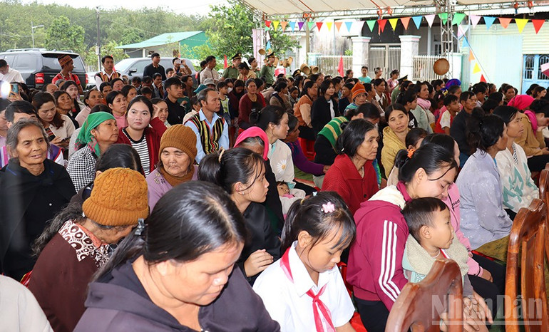 ប្រជាជនជាច្រើននាក់មកពីភូមិ Cha Nhay ឃុំ Duc Nong បានចូលរួមទិវាឯកភាពជាតិដ៏អស្ចារ្យ។ ndo_br_img-4607.jpg