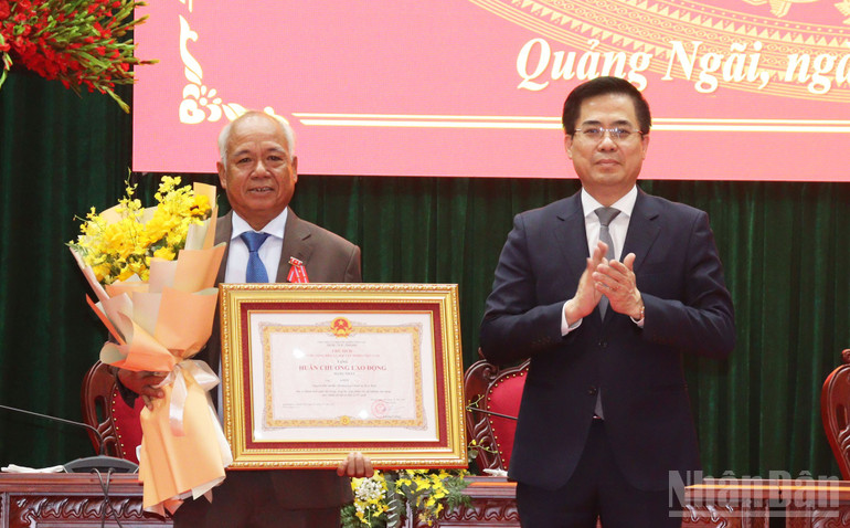 Thừa ủy quyền của Chủ tịch nước, đồng chí Nguyễn Hoàng Giang trao tặng Huân chương Lao động hạng Nhất cho đồng chí A Pớt. ndo_br_img-3175.jpg