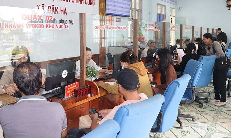 Người dân thực hiện thủ tục hành chính tại Trung tâm Phục vụ hành chính công xã Đăk Hà. ndo_br_img-3239.jpg