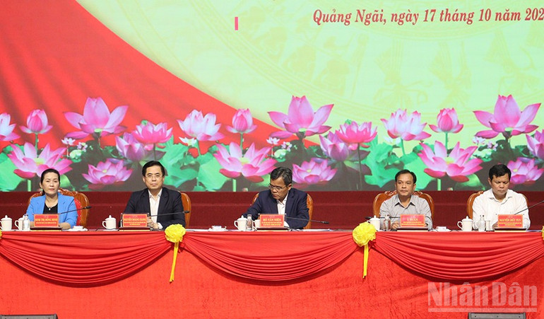 Các đồng chí Thường trực Tỉnh ủy Quảng Ngãi chủ trì hội nghị. ndo_br_img-3124.jpg